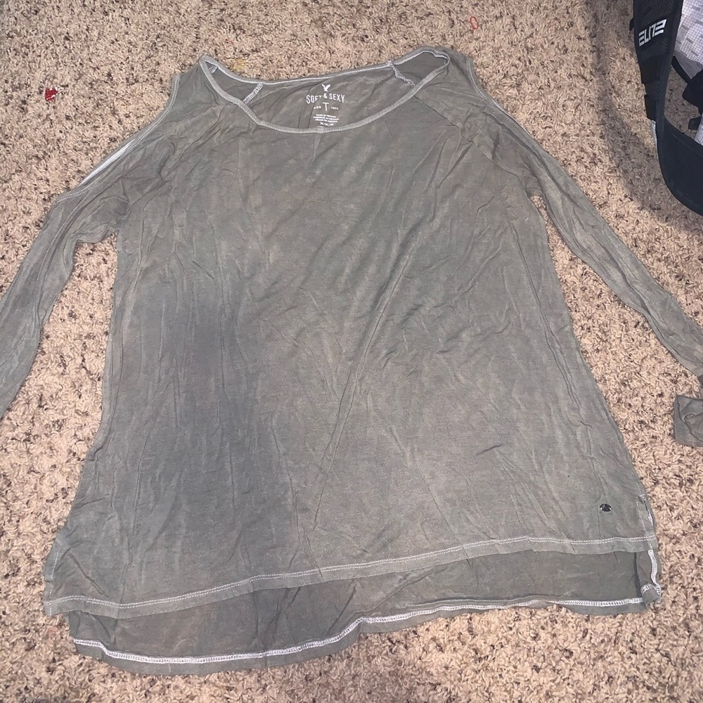 Open shoulder soft long sleeved tee